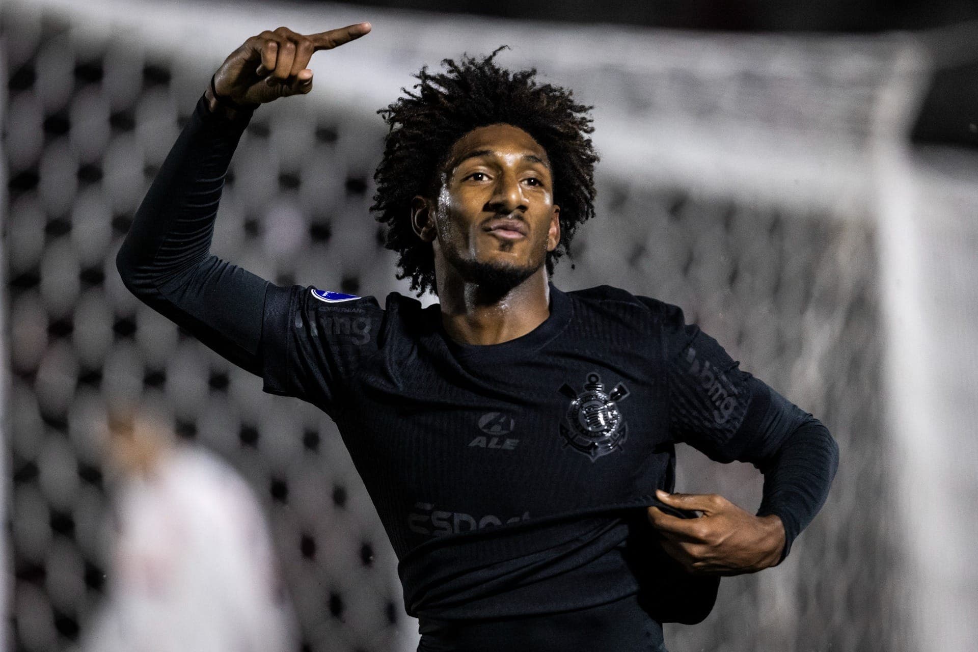 Talles Magno comemora gol pelo Corinthians