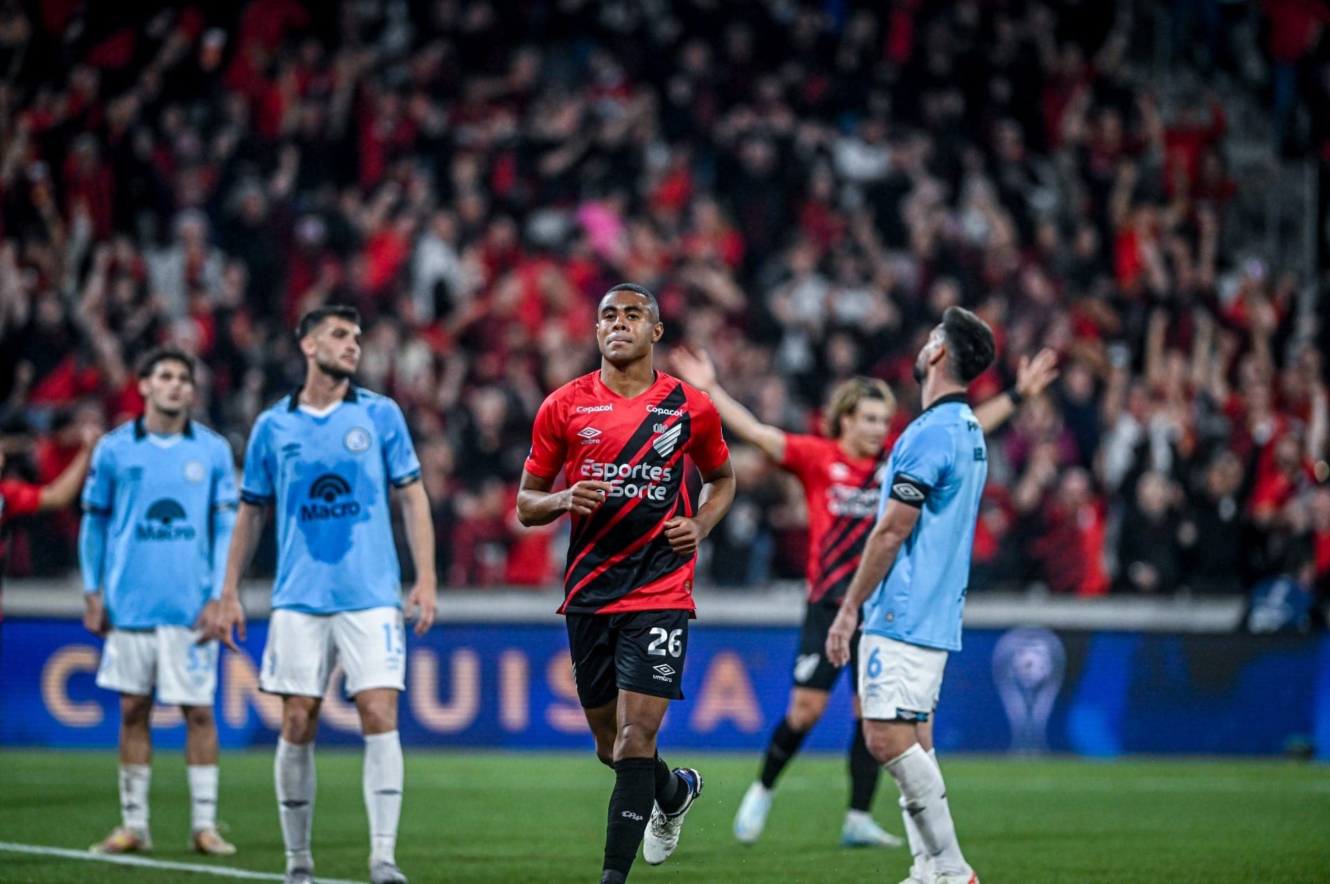 Erick, do Athletico-PR, contra o Belgrano