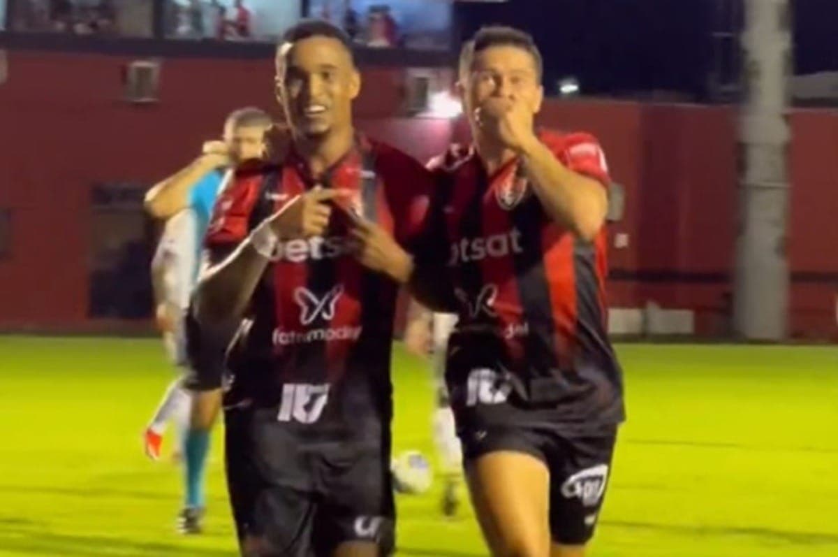 Alerrandro comemora golaço