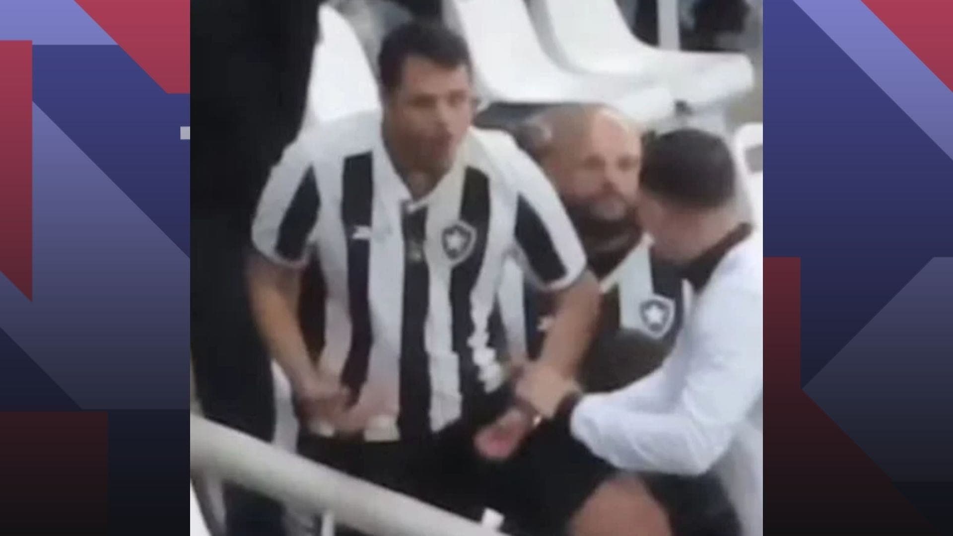 Torcedor do Botafogo faz gestos racistas