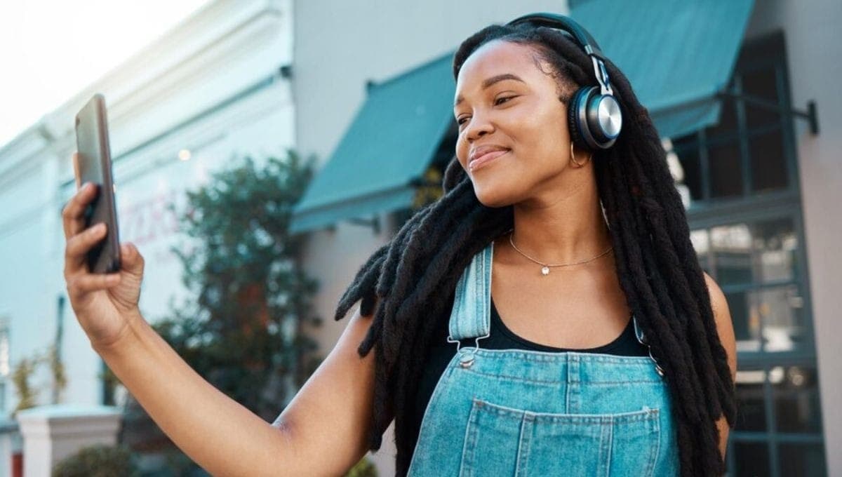 Mulher ouvindo música 