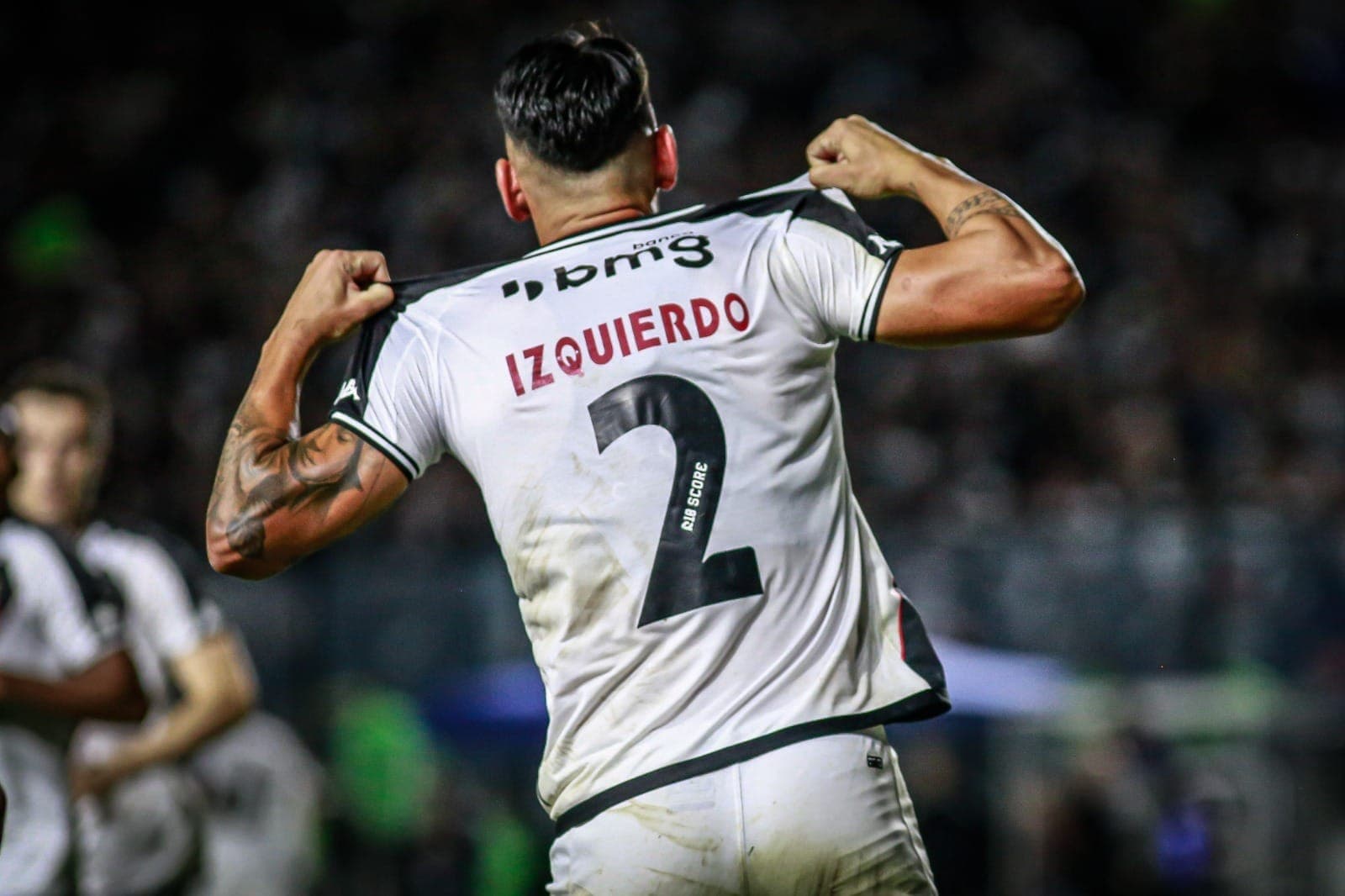 Puma comemora gol em homenagem a Izquierdo
