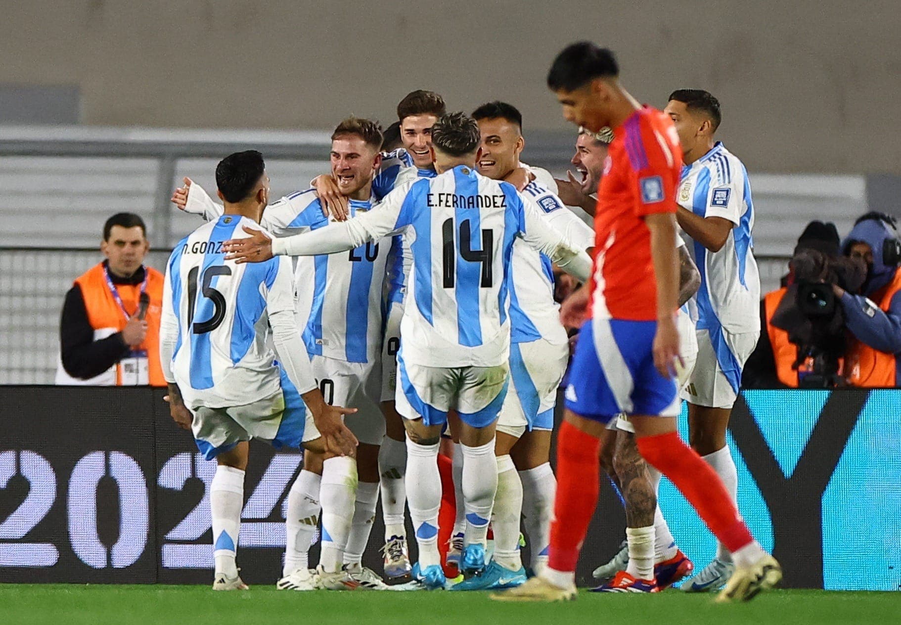 Argentina comemora gol contra o Chile