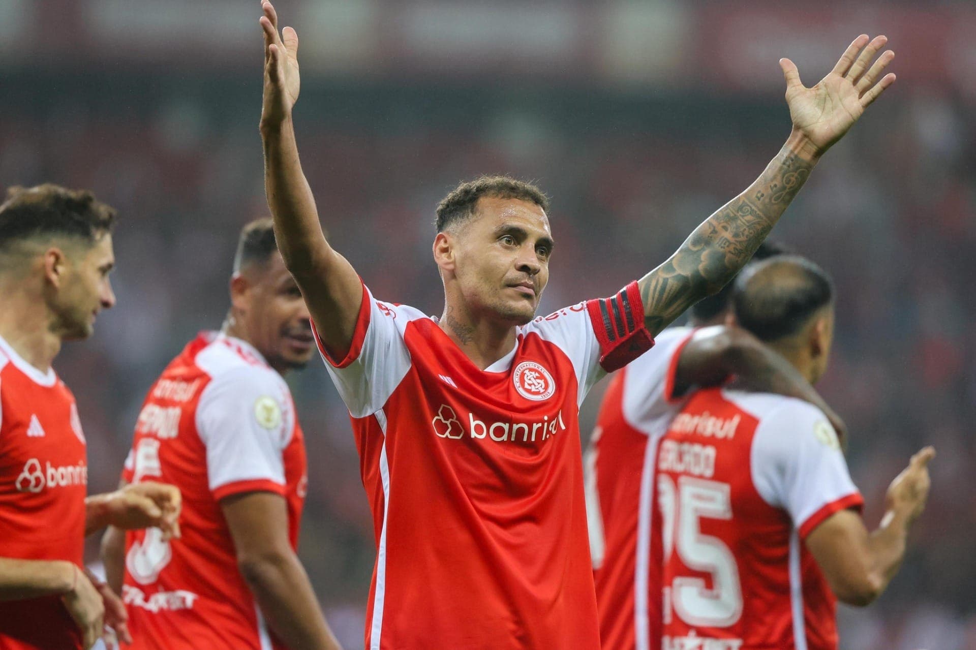 Alan Patrick comemora gol do Internacional 