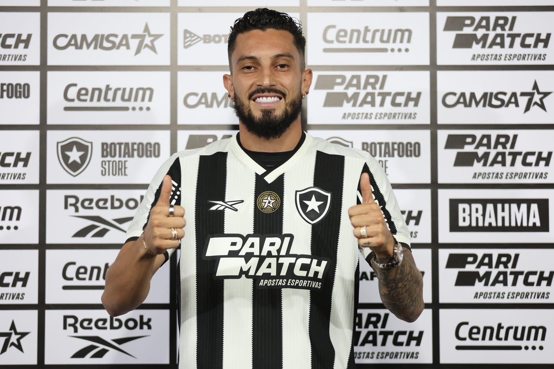 Alex Telles já pode estrear pelo Botafogo