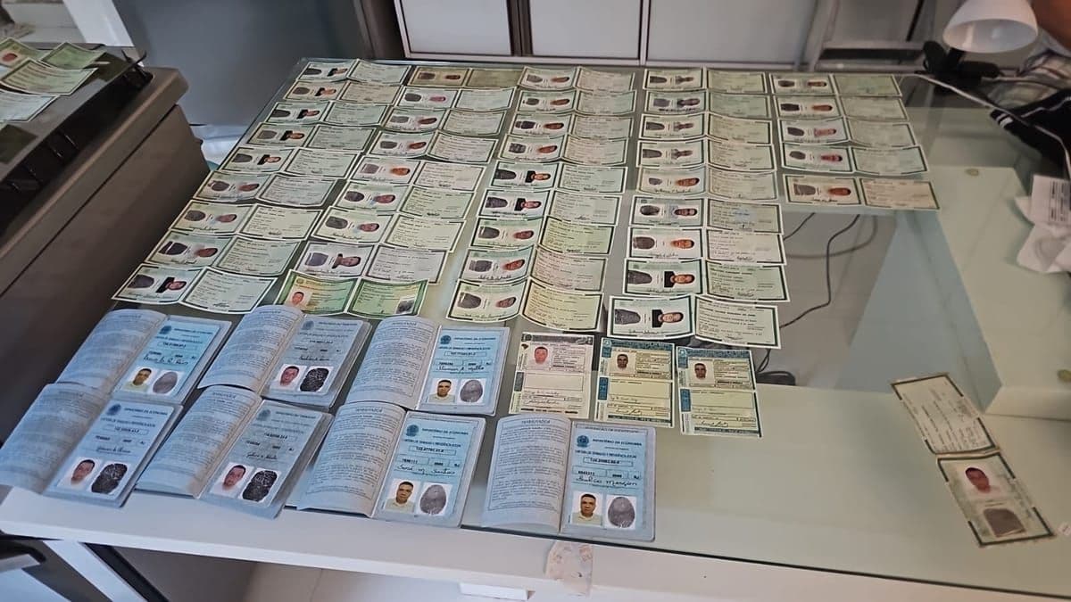 Documentos falsos encontrados no local