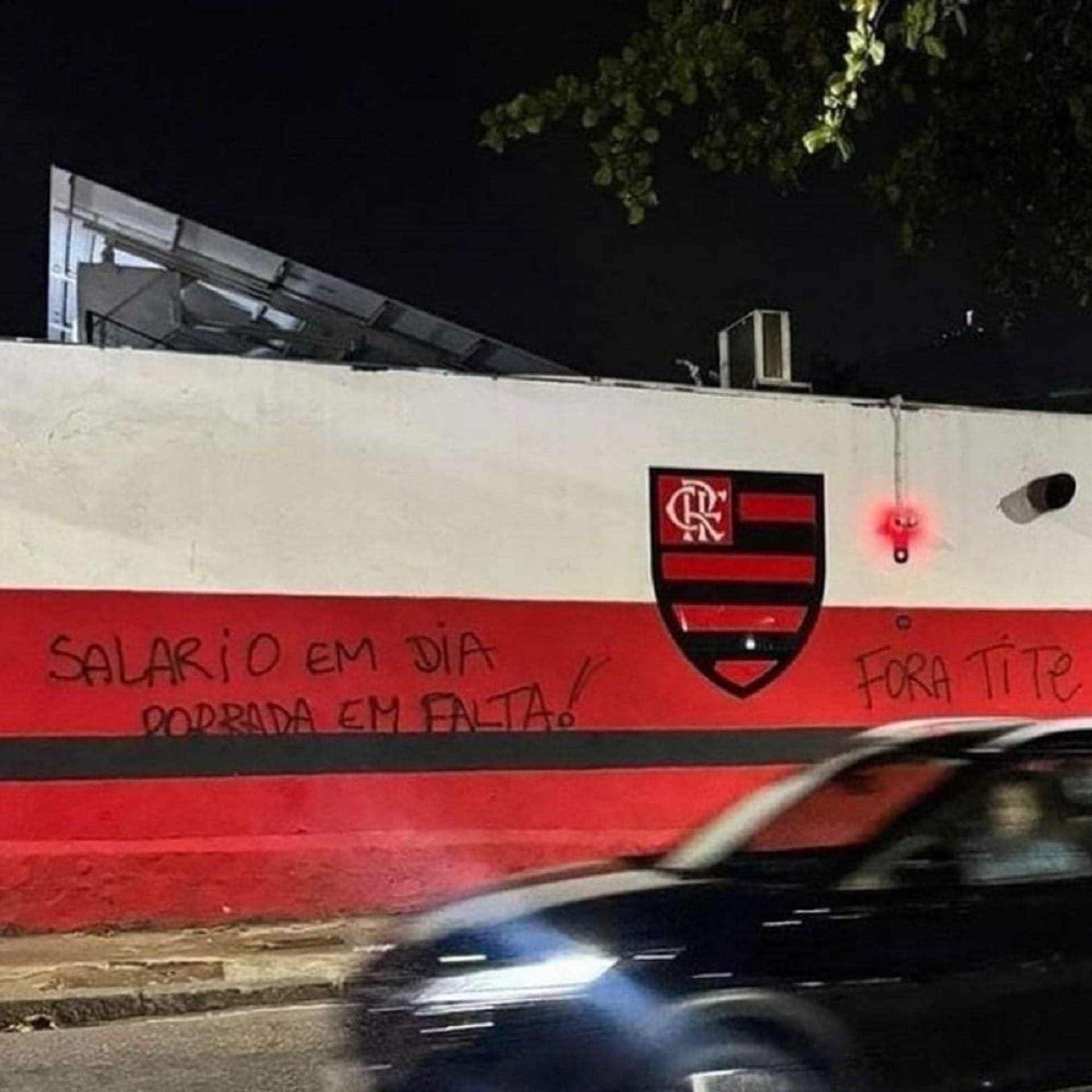 Muro da sede da Gávea é pichado