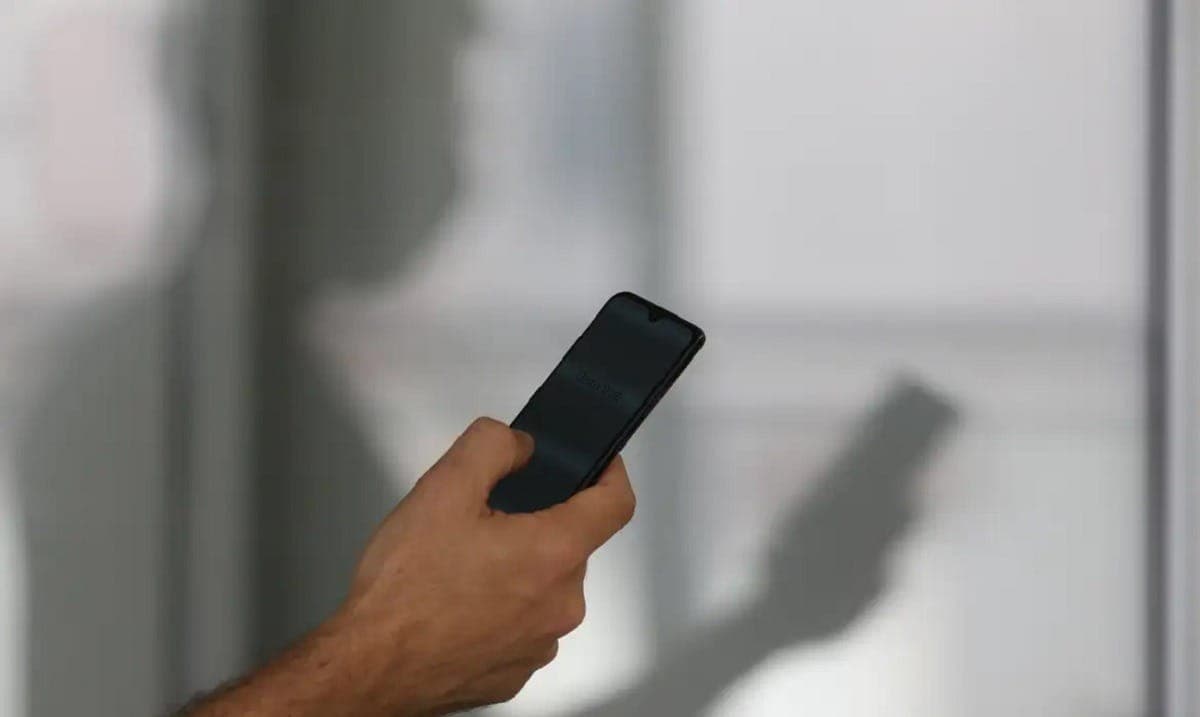 TSE proíbe celulares na cabine de votação