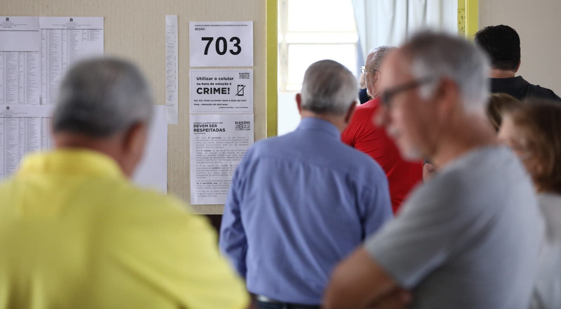 Eleitores vão às urnas neste domingo (27)