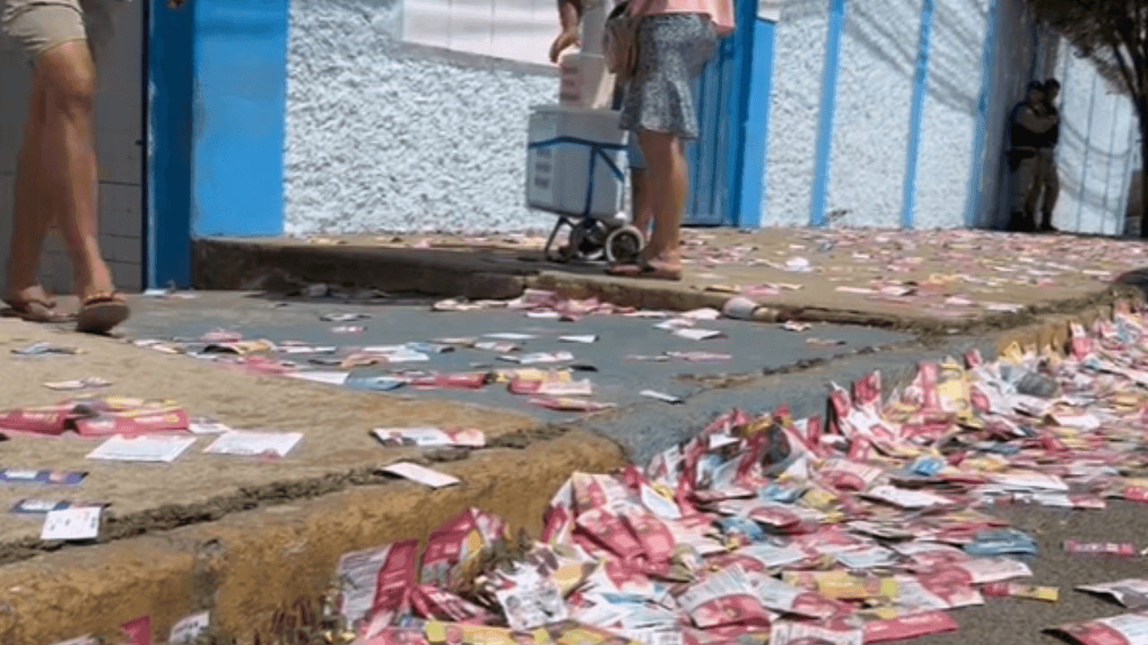 Ruas sujas com santinho