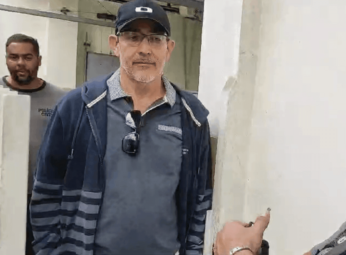 Valter, sócio do laboratório, é preso em casa
