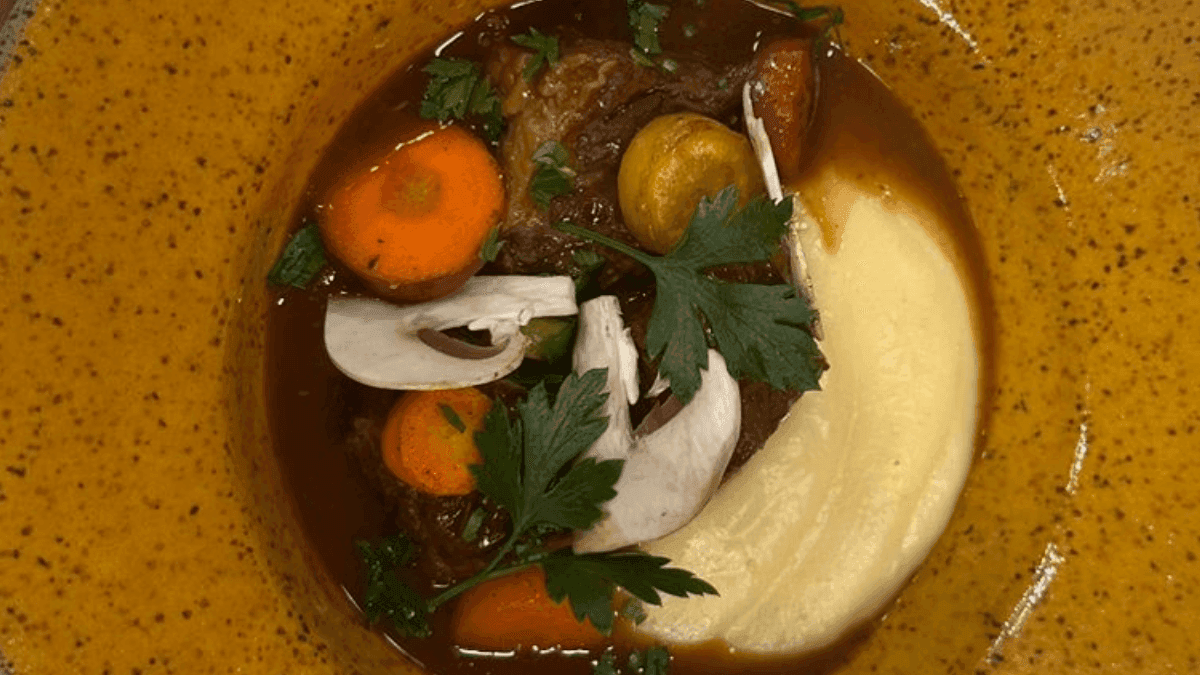 Boeuf bourguignon do chef Rodrigo Oliveira