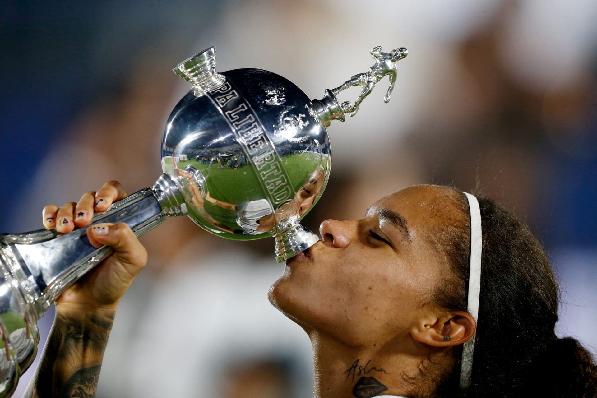 Gisela Robledo beija a taça da Libertadores