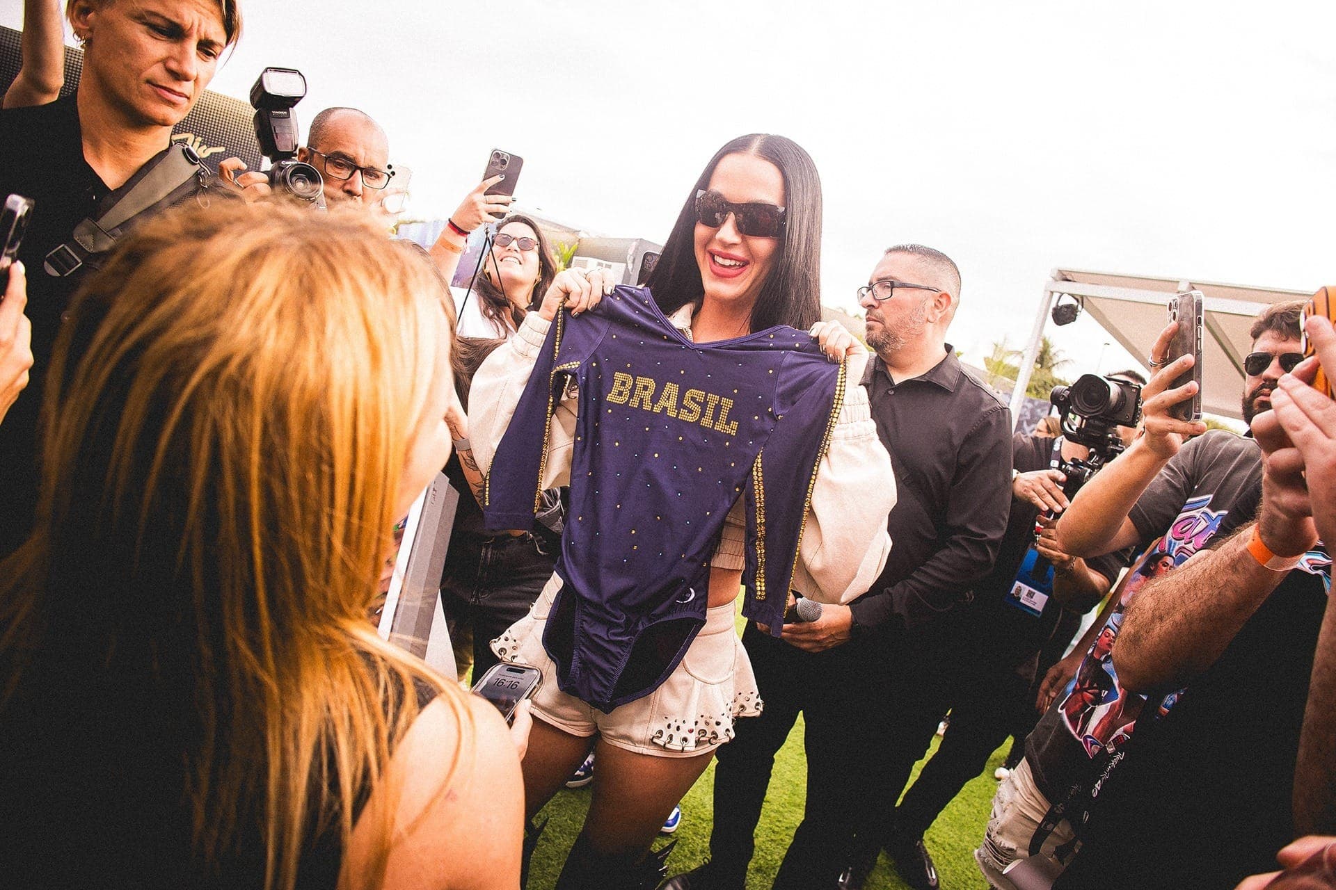 Katy Perry durante encontro de fãs no Brasil