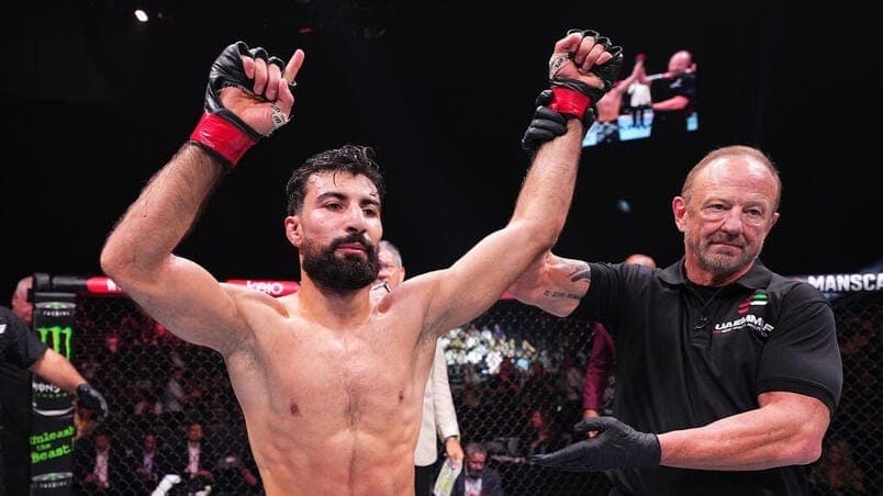 Farid Basharat comemora a vitória no UFC 308.