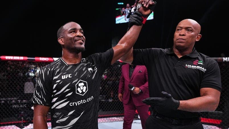 Geoff Neal comemora a vitória no UFC 308.