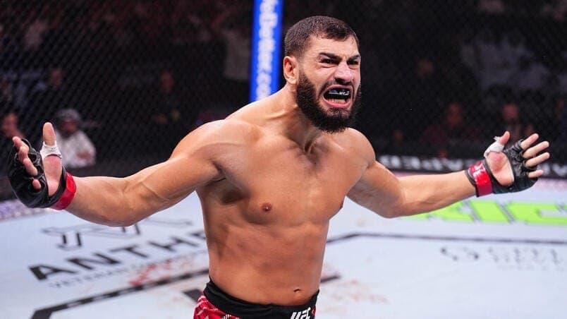 Ibo Aslan comemora a vitória no UFC 308.
