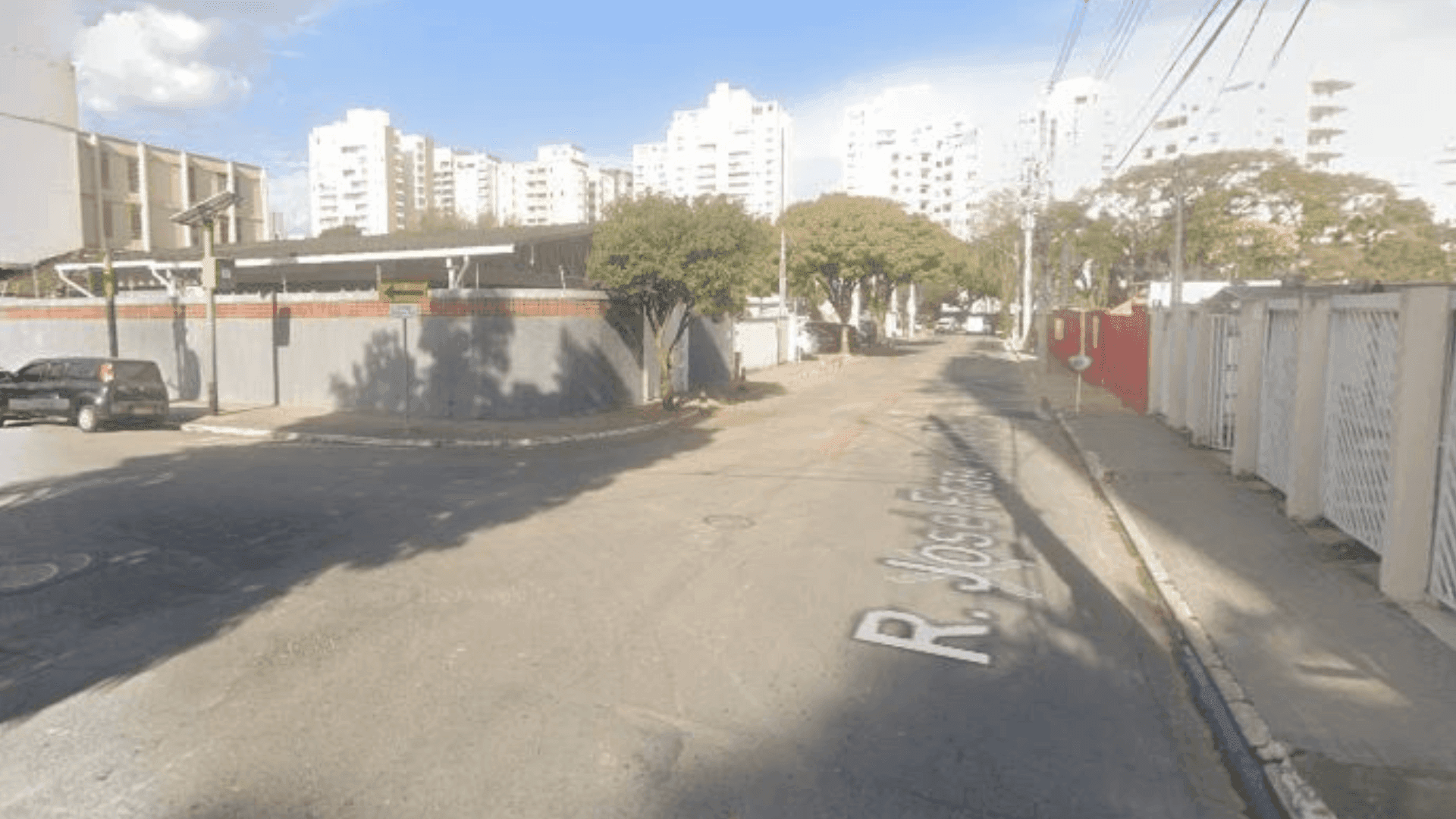 Trecho de rua no bairro Vila Ema, em São José dos Campos, é interditada para obras da Sabesp