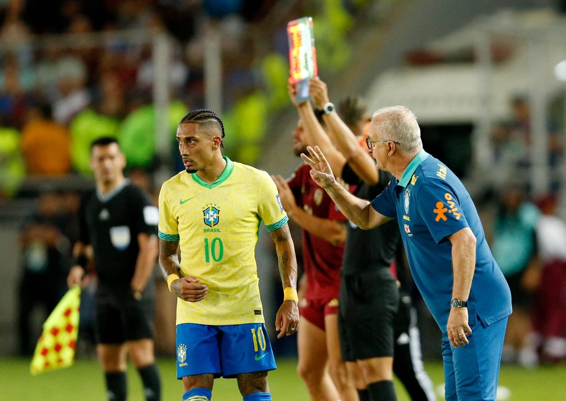 Dorival e Raphinha no jogo da Venezuela