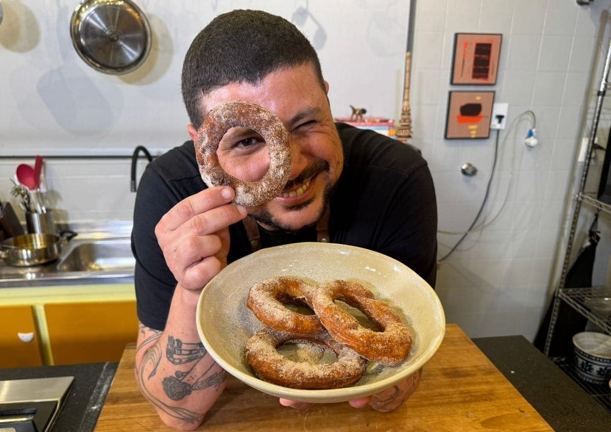 Raul Lemos ensina a preparar donuts 