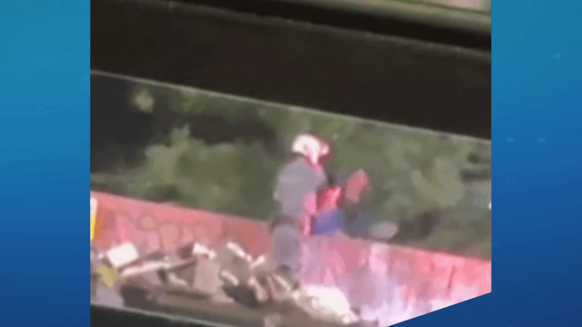 Homem é jogado do alto da ponte por PM em SP