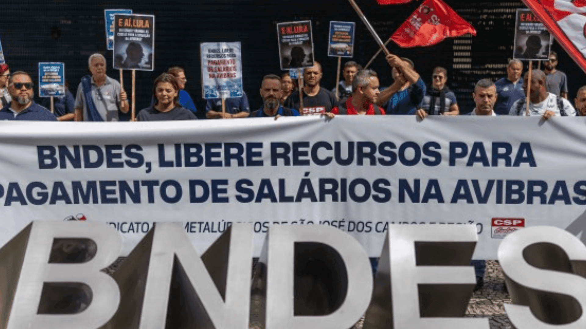 Trabalhadores da Avibras realizam protesto em frente à sede do BNDES no Rio de Janeiro
