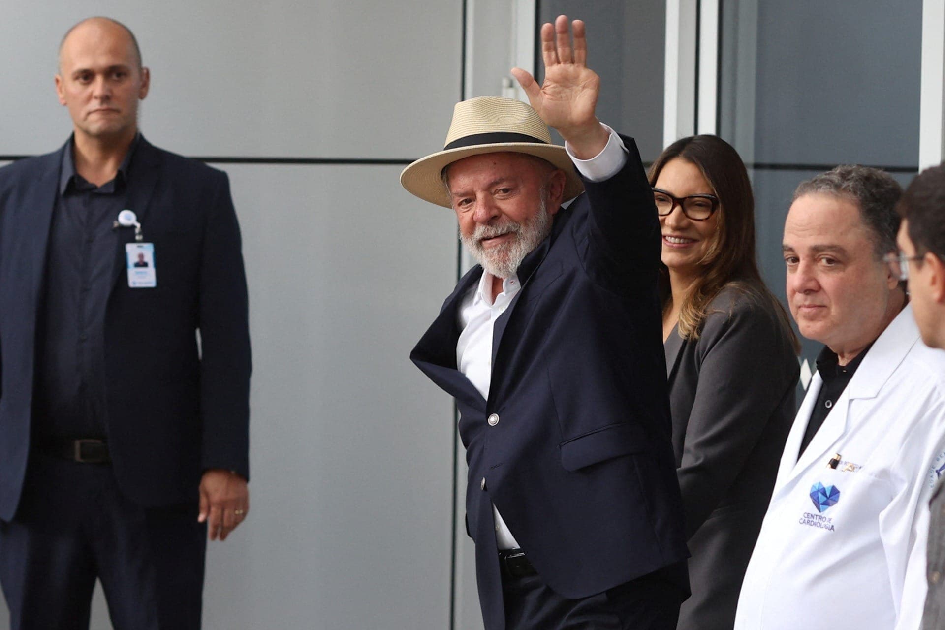 Lula durante saída do hospital