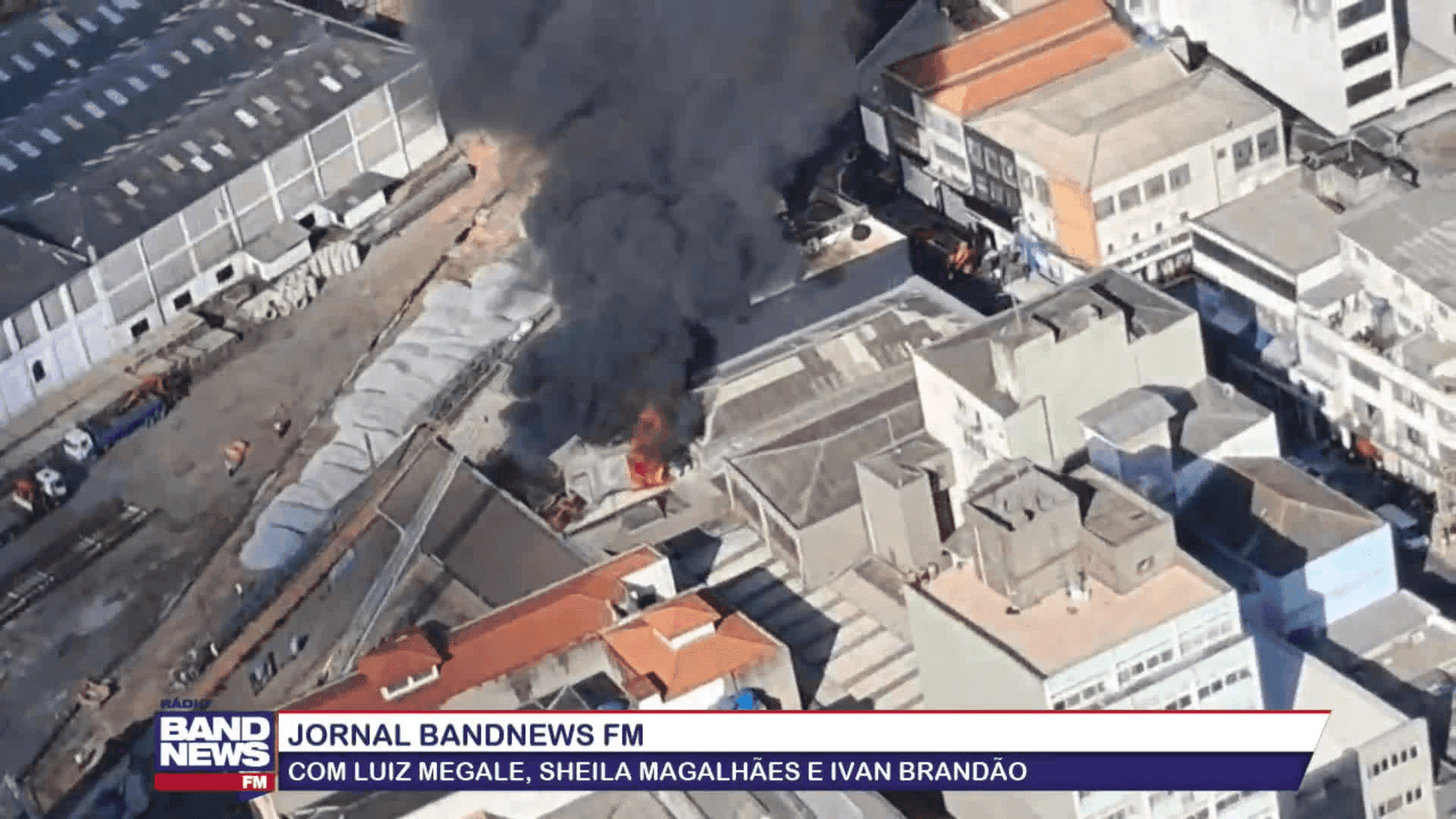 Incêndio atinge comércio no bairro do Bom Retiro, em São Paulo