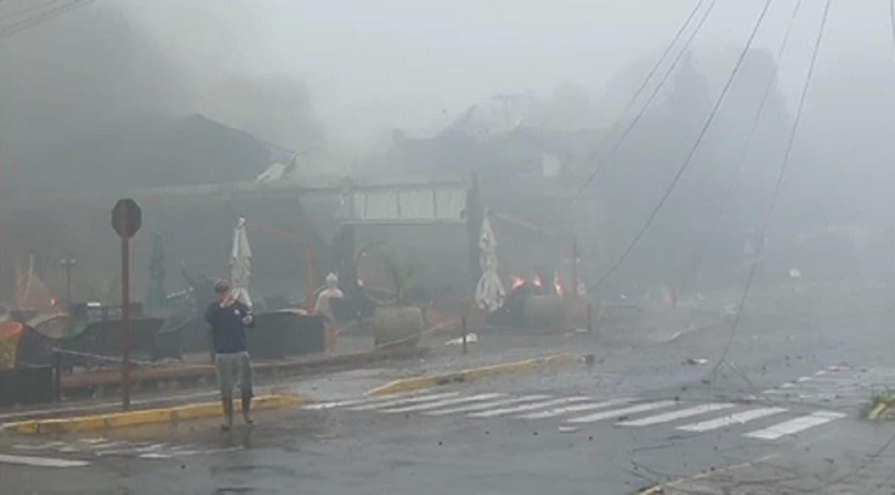 Avião de pequeno porte cai em Gramado (RS)