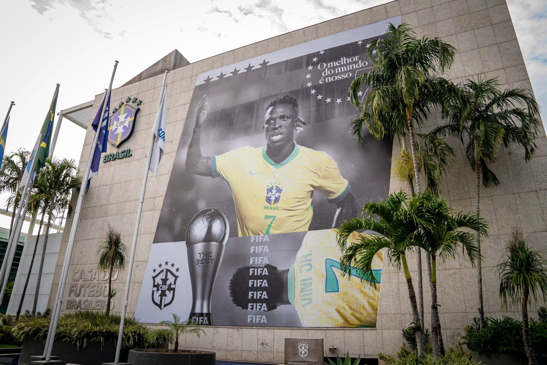 Foto de Vini Jr. na fachada da CBF