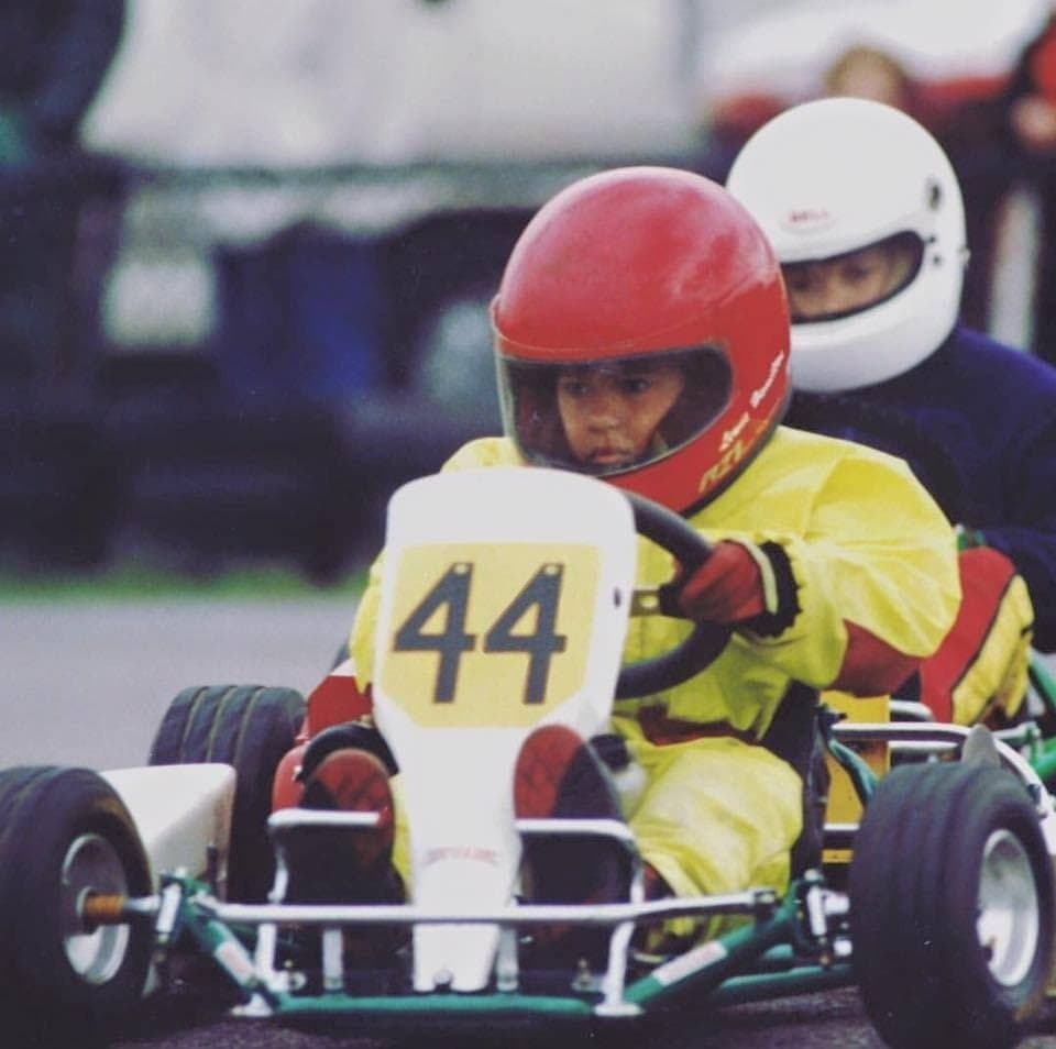 Lewis Hamilton com capacete vermelho