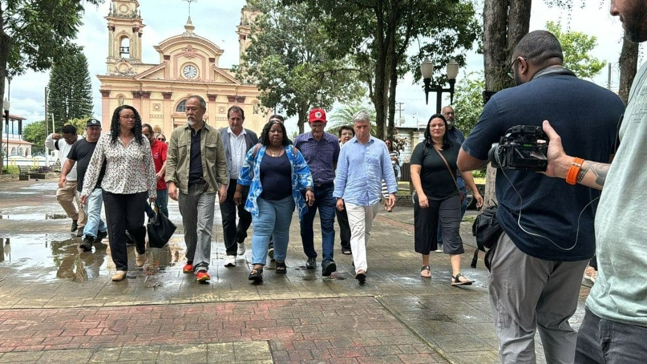 Ministros chegam em velório de assentados