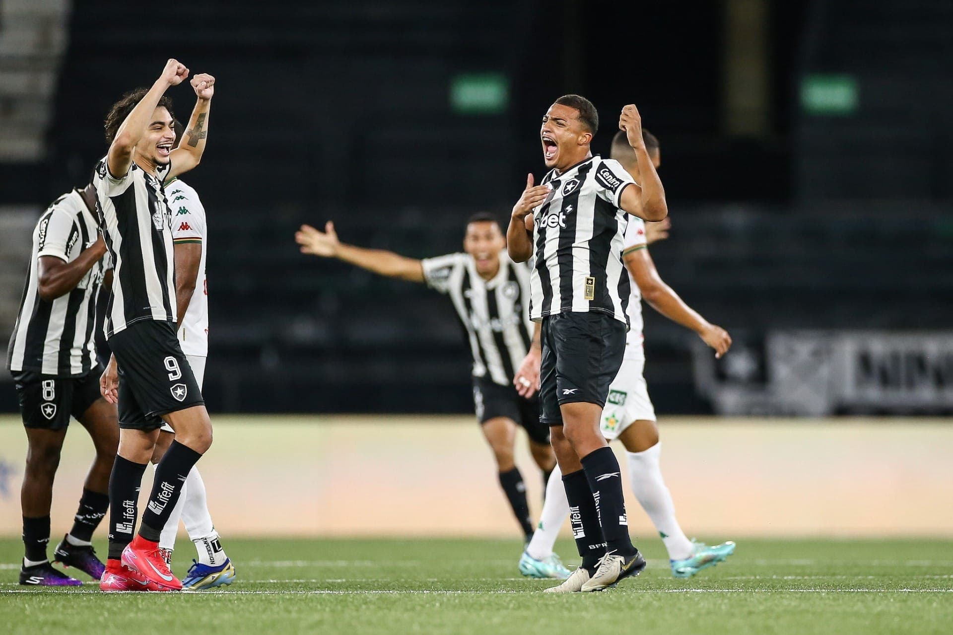 Botafogo comemora contra Portuguesa-RJ