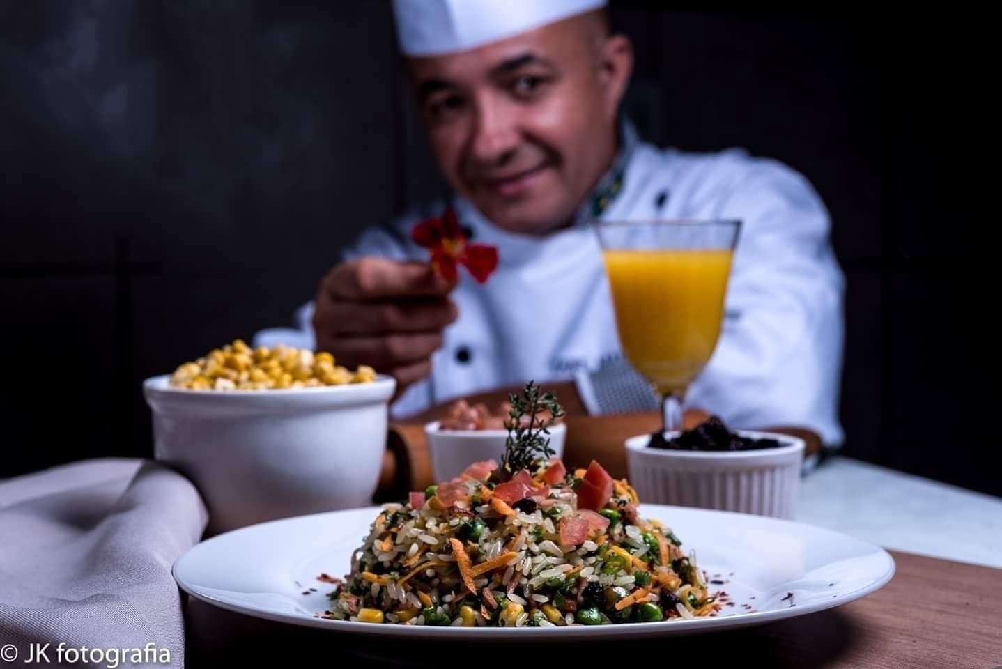 Karl Max vende comida de rua em Brasilia