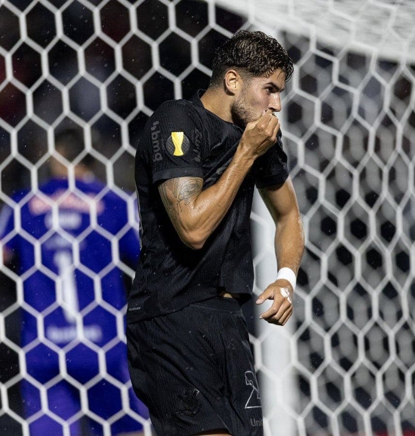 Pedro Raul comemora gol pelo Corinthians