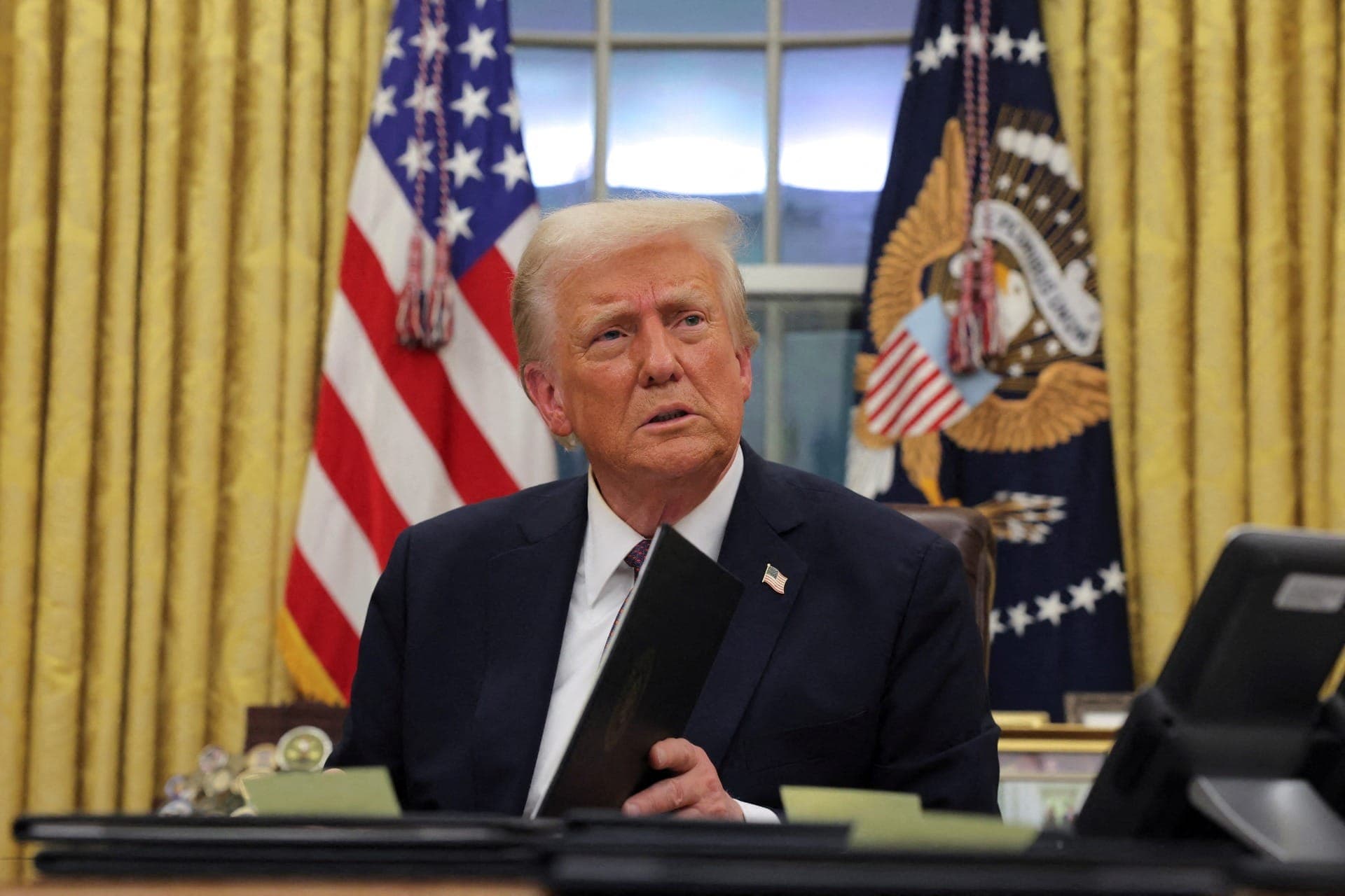 Donald Trump assinando decretos