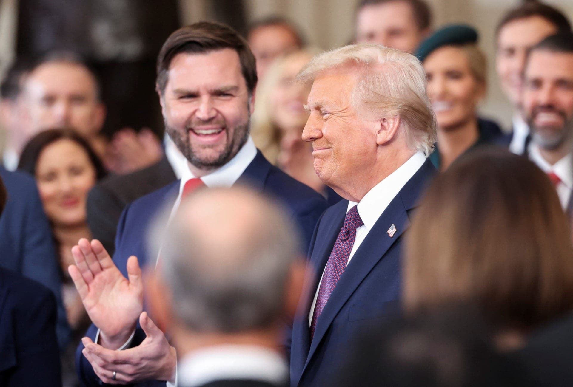 J.D Vance e Donald Trump durante posse