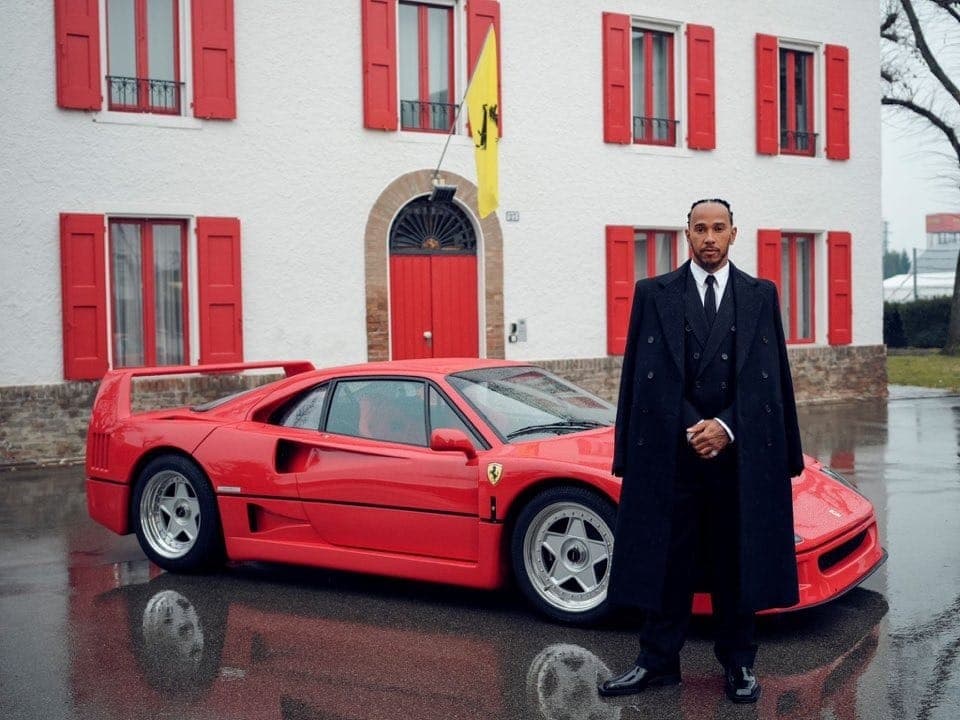 Lewis Hamilton com Ferrari F40 em Maranello
