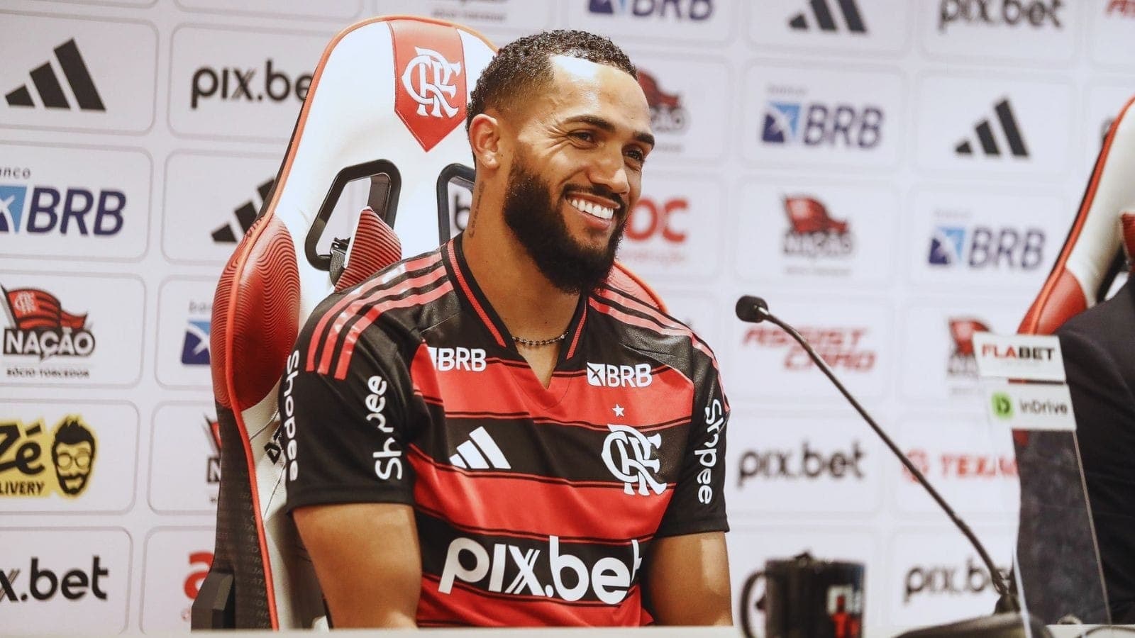 Juninho, durante apresentação no Flamengo