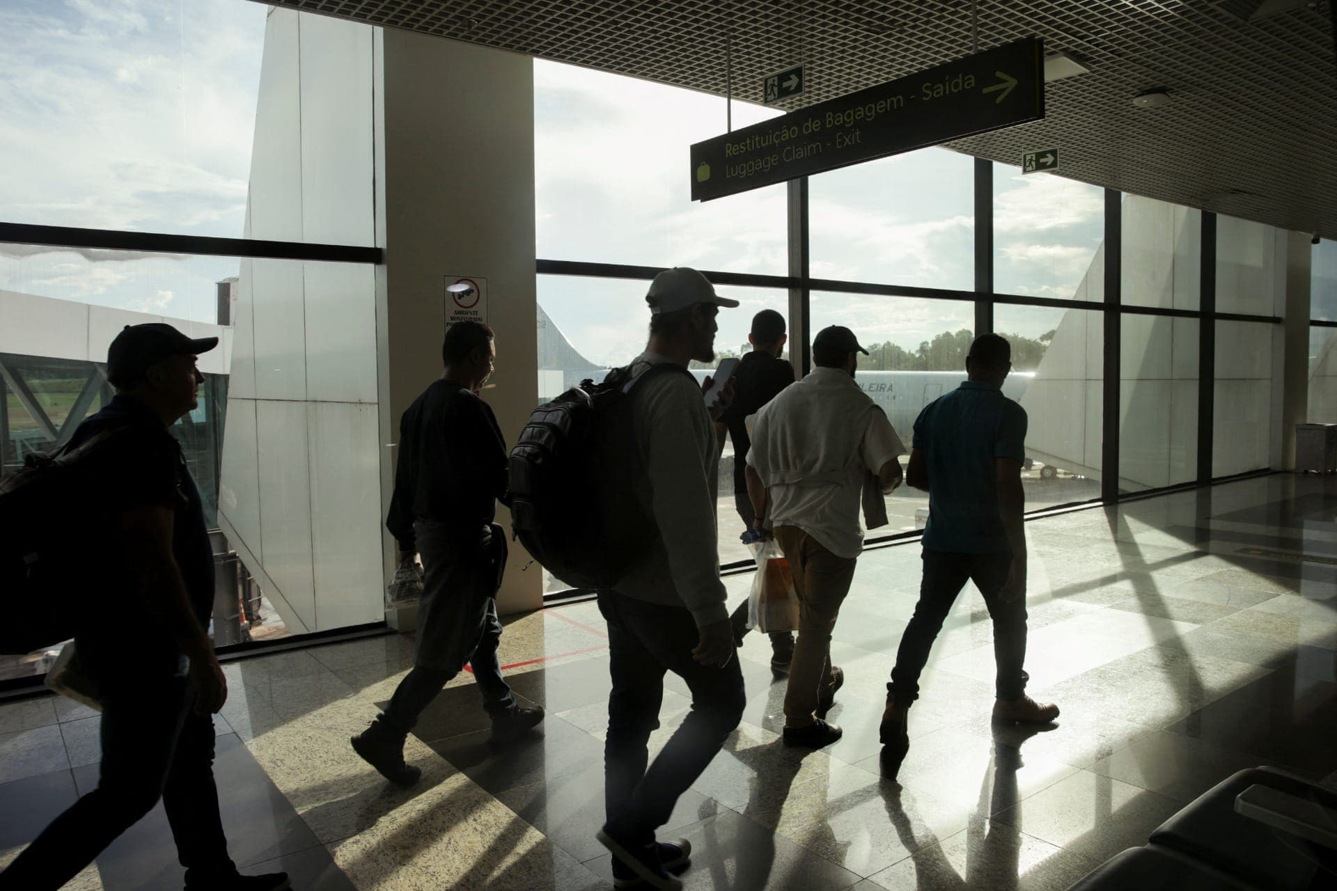 Brasileiros deportados dos EUA em Manaus