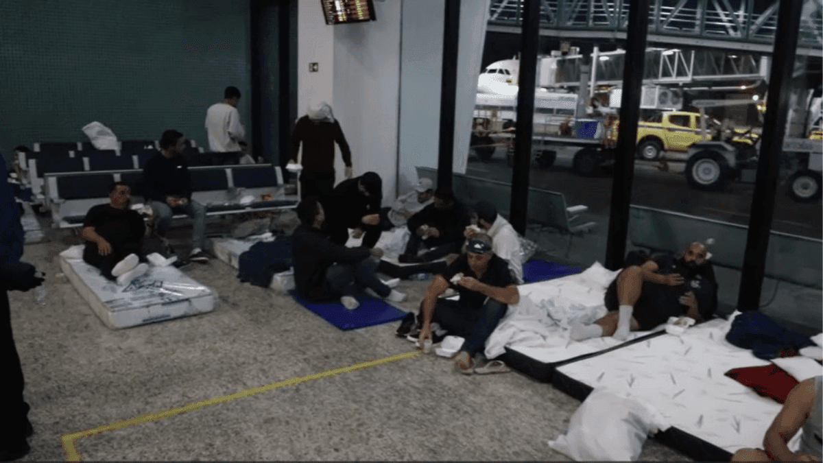 Brasileiros deportados recebem assistência da FAB em Manaus