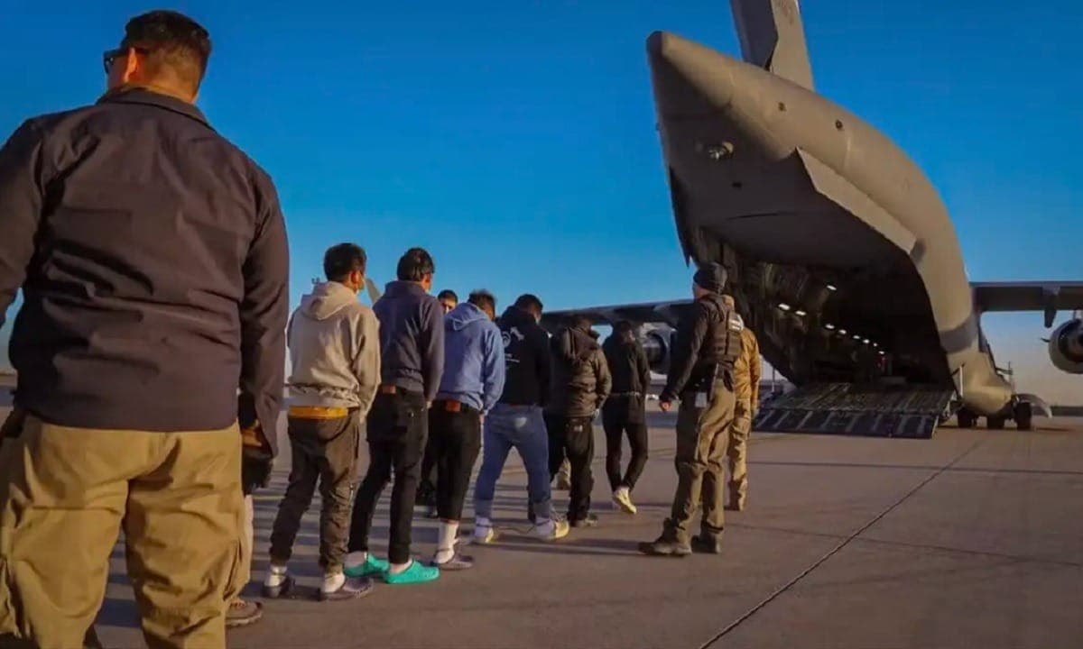 Colômbia aceita receber aviões militares dos EUA com deportados e Trump desiste de sanções