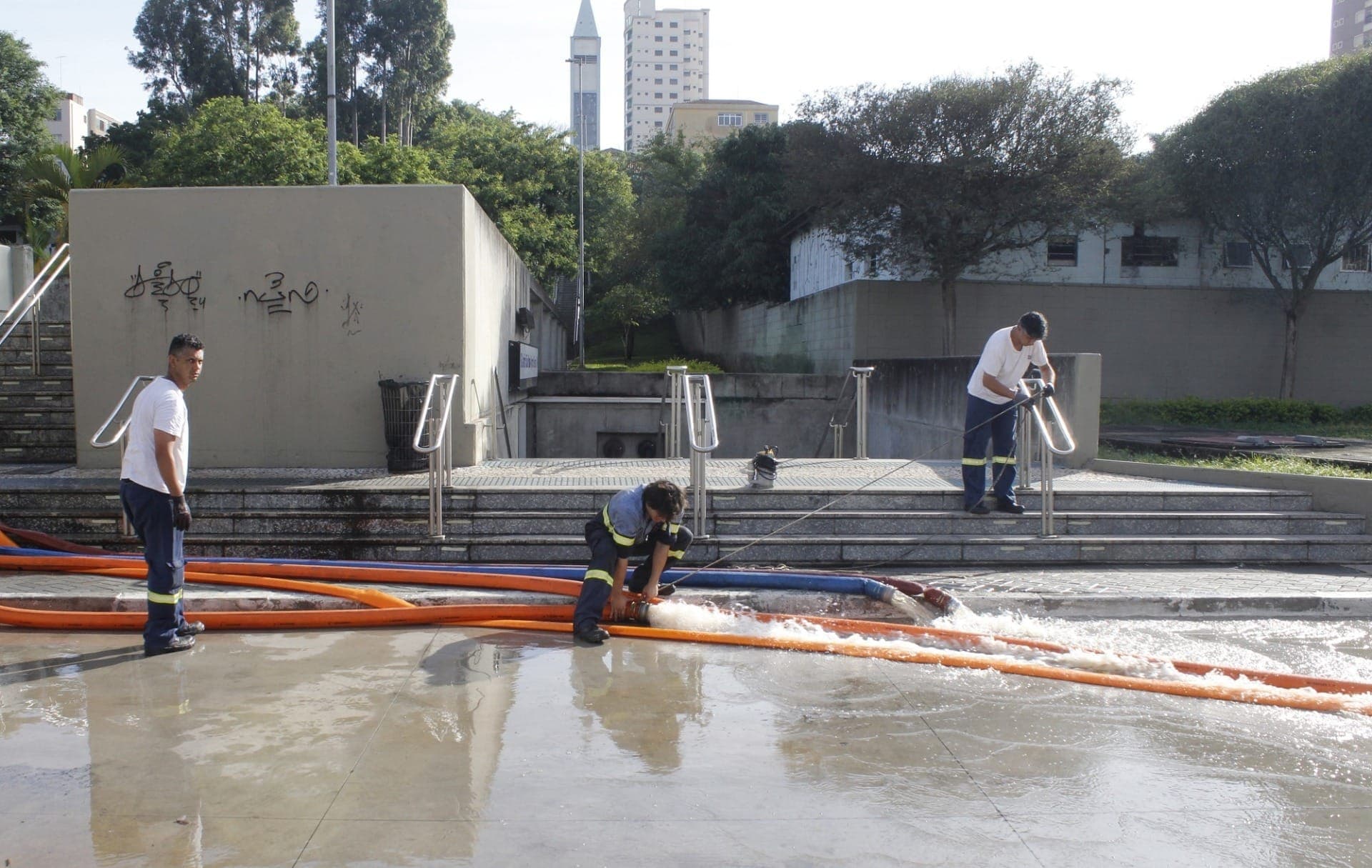 Estação Jardim São Paulo, da Linha 1-Azul do Metrô, durante limpeza após enchente