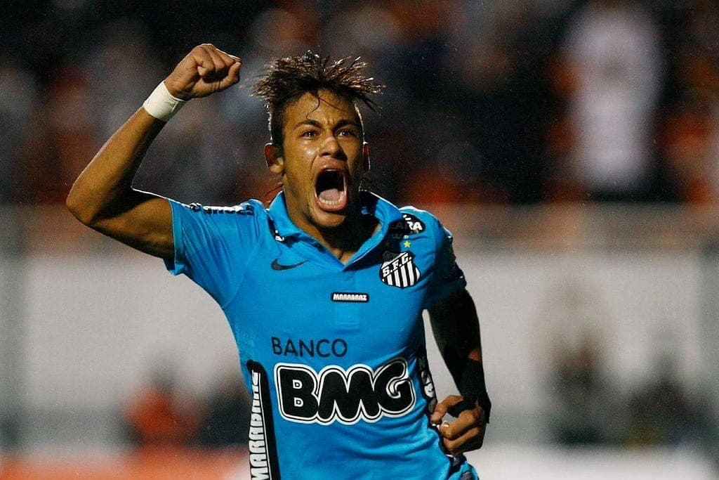 Neymar comemora gol do Santos no auge, com camisa azul
