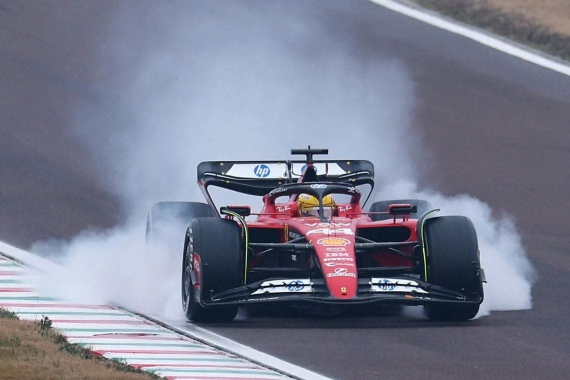 Hamilton bate Ferrari 