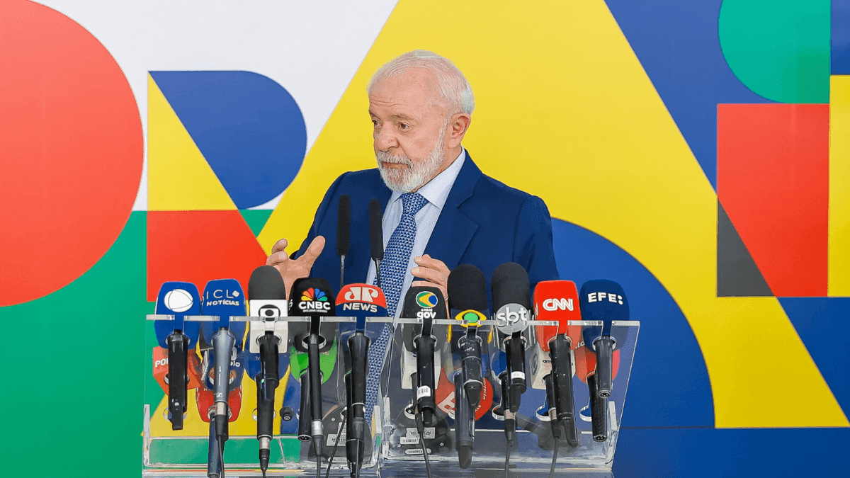 Lula conversa com jornalistas