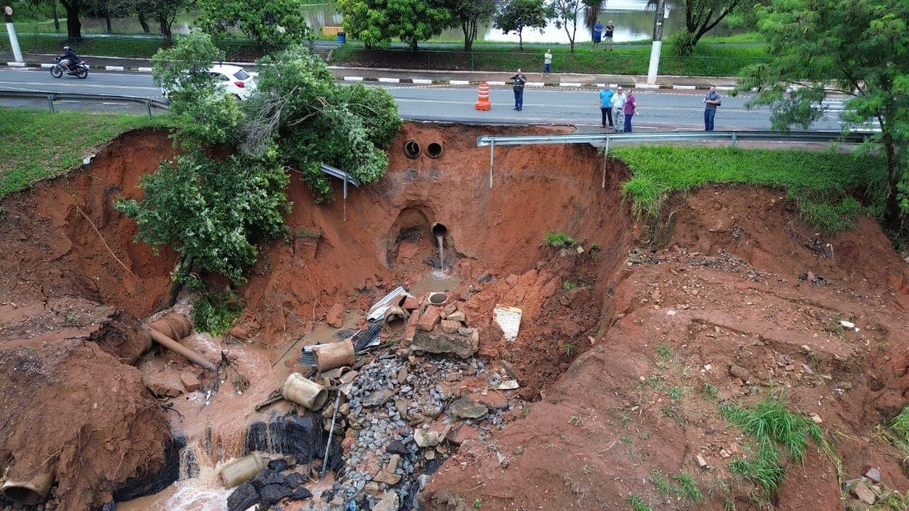 Cratera próximo à rua Belo Horizonte