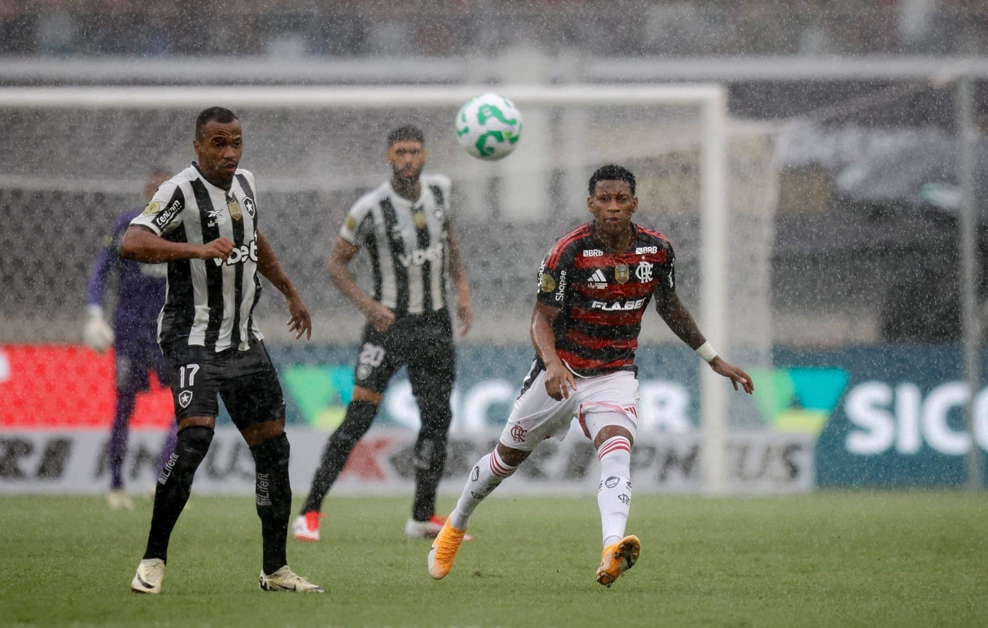 Ayrton Lucas é dúvida e Alex Sandro desfalca Flamengo contra Botafogo