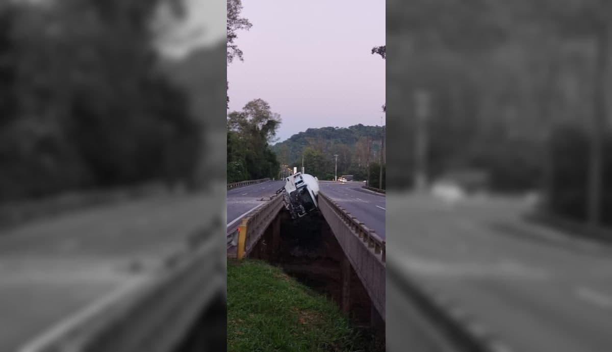 Caminhão suspenso entre pontes RS 