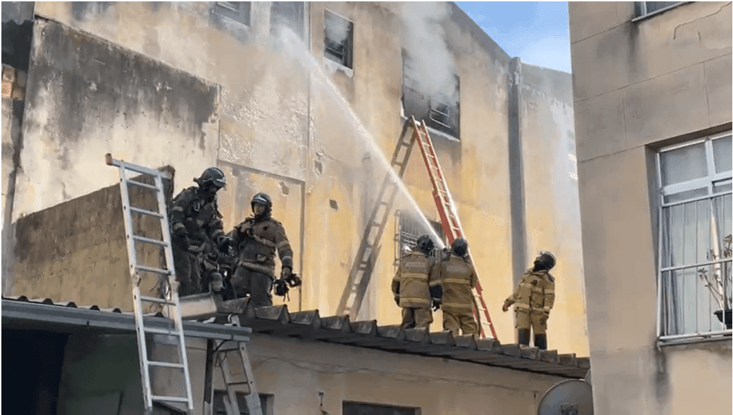 Bombeiros apagam o fogo em fábrica em Ramos
